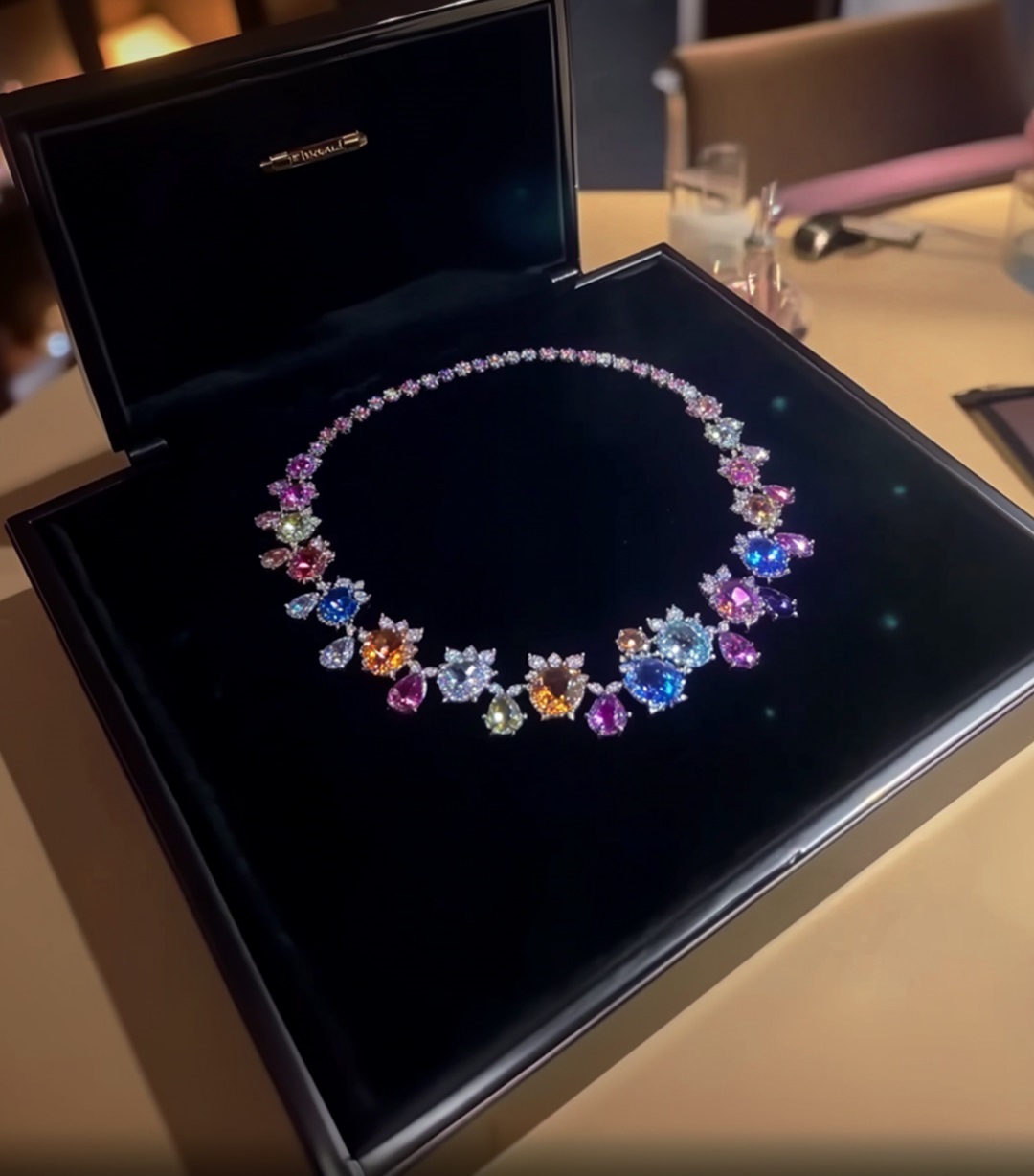 Woman Receives a Luxurious Necklace by Mail, Only to Discover It Was Sent by Mistake